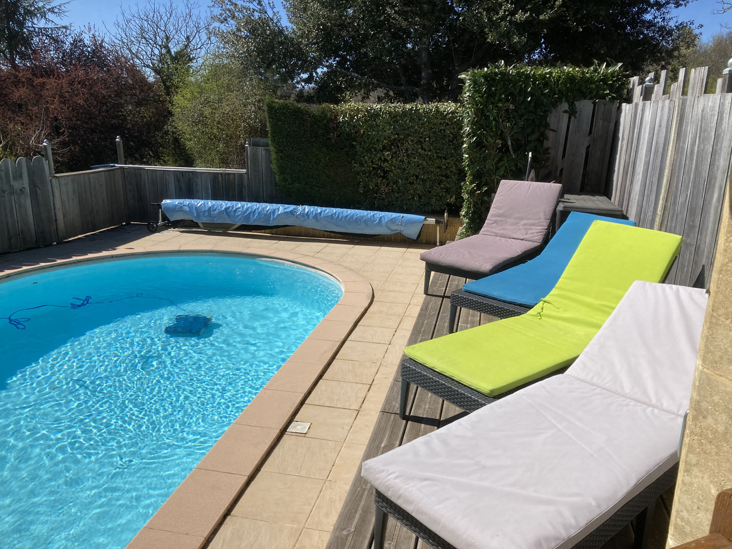 gite exterieur terrasse mobilier piscine bain de soleil la gourmandise dhuguette location gite campagne beynac dorgone perigord 2