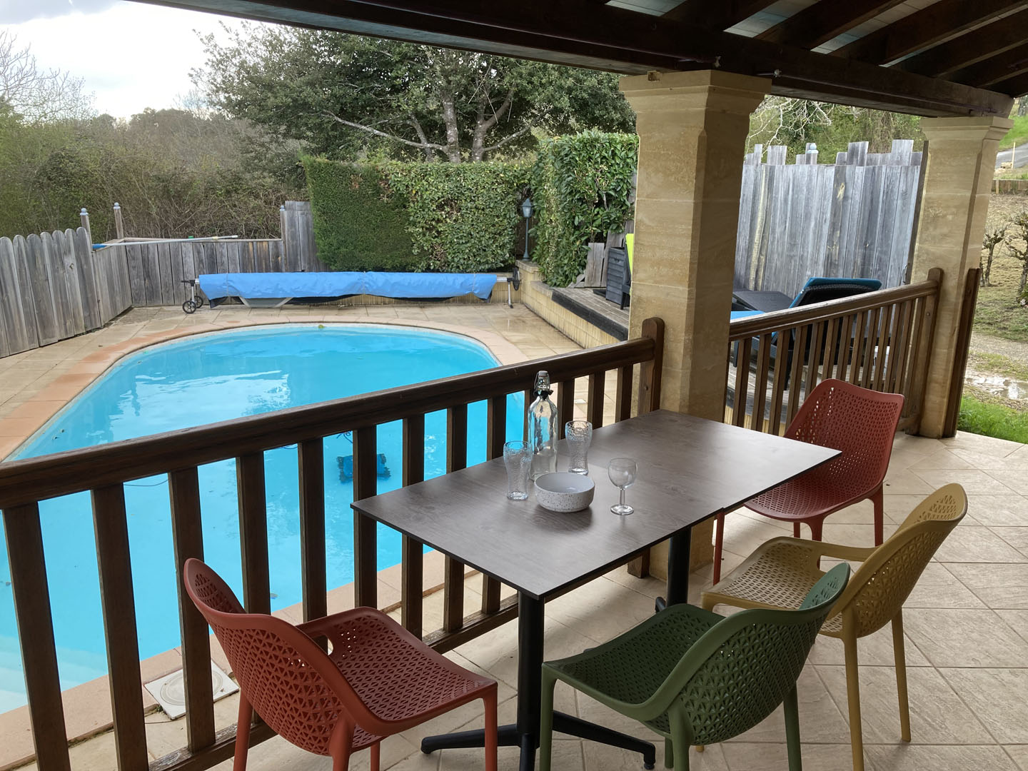 gite terrasse couverte vue piscine la gourmandise dhuguette location gite campagne beynac dorgone perigord 11