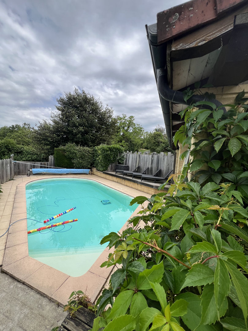 gite terrasse couverte vue piscine la gourmandise dhuguette location gite campagne beynac dorgone perigord 4